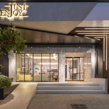 Just Enjoy Business Hotel Тайнань Экстерьер фото