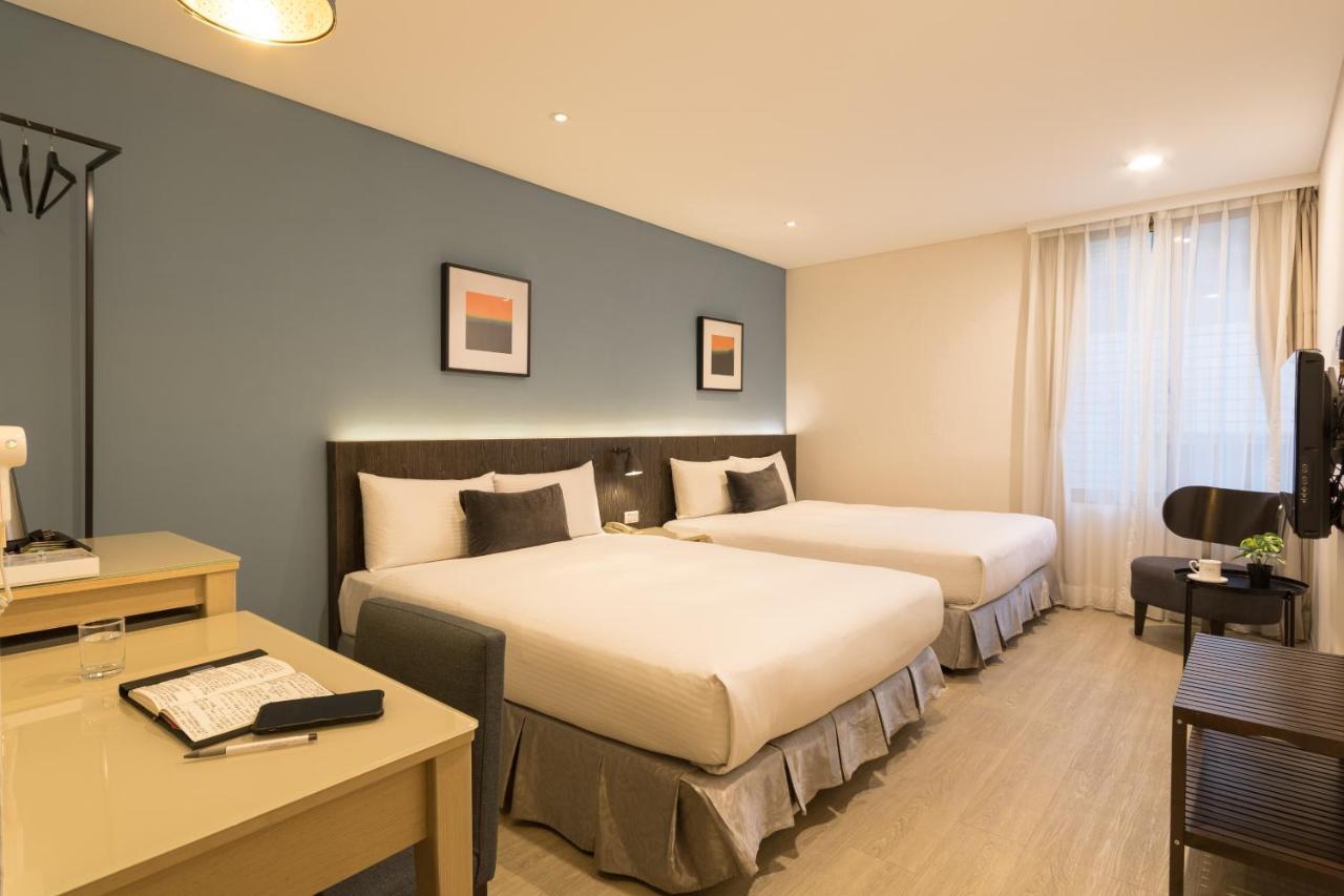 Just Enjoy Business Hotel Тайнань Экстерьер фото