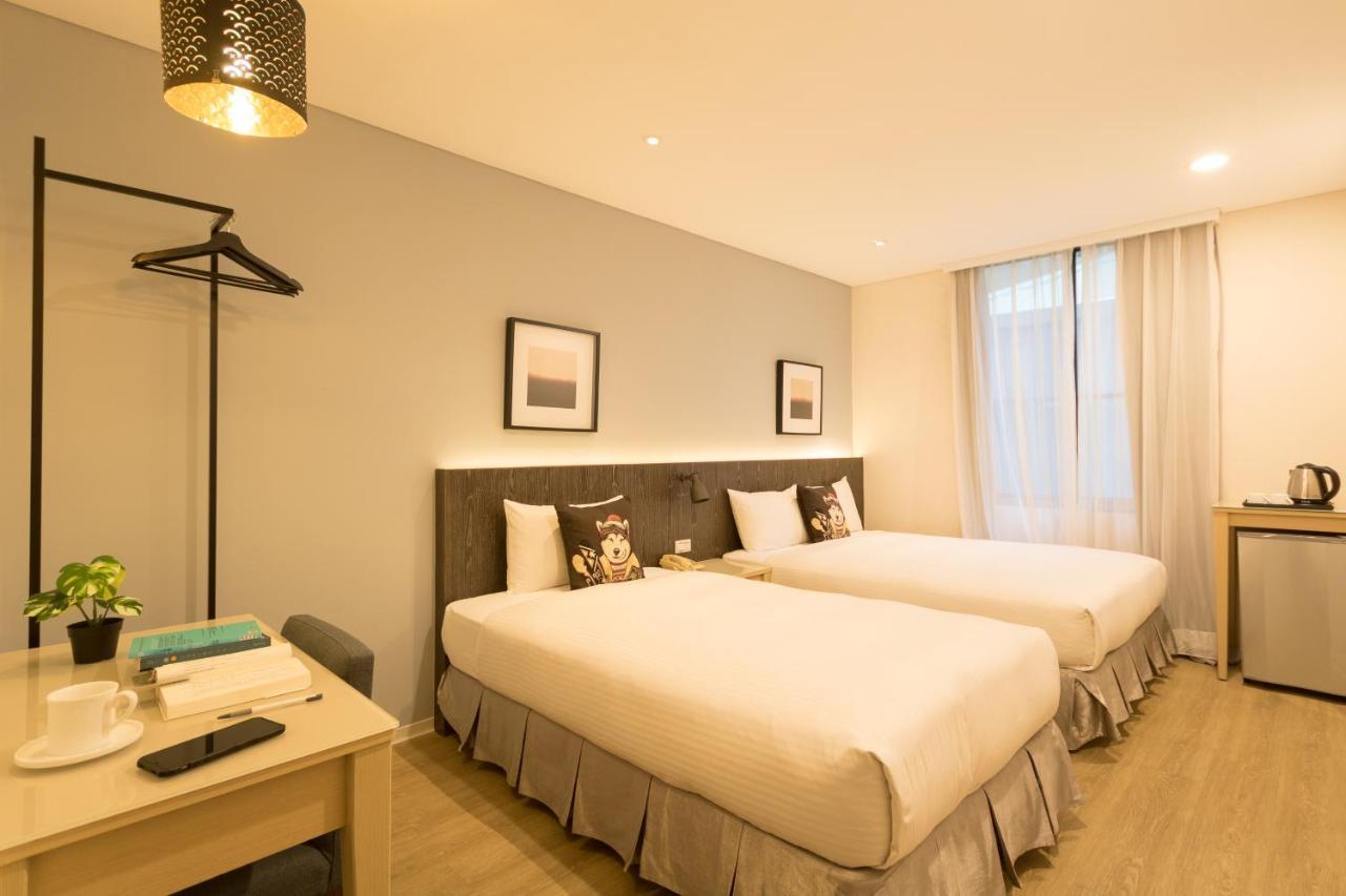 Just Enjoy Business Hotel Тайнань Экстерьер фото