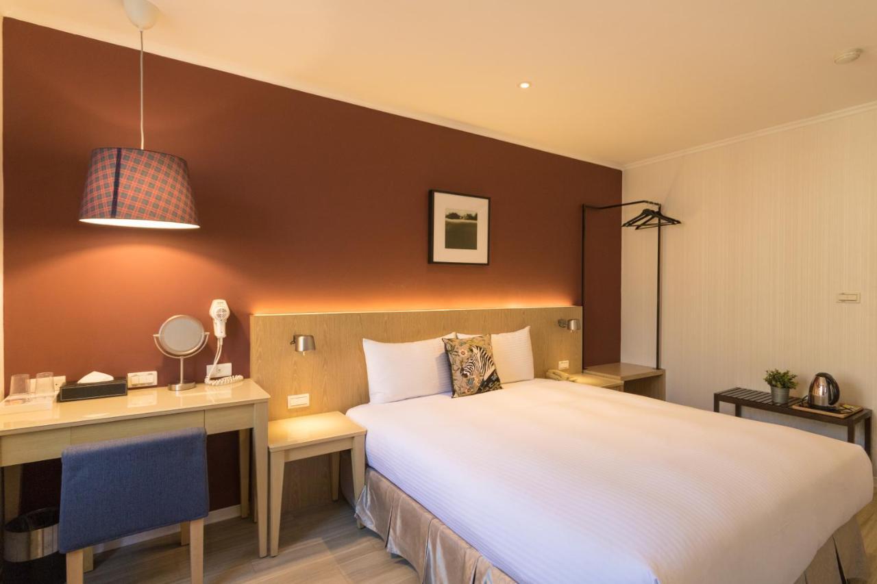 Just Enjoy Business Hotel Тайнань Экстерьер фото