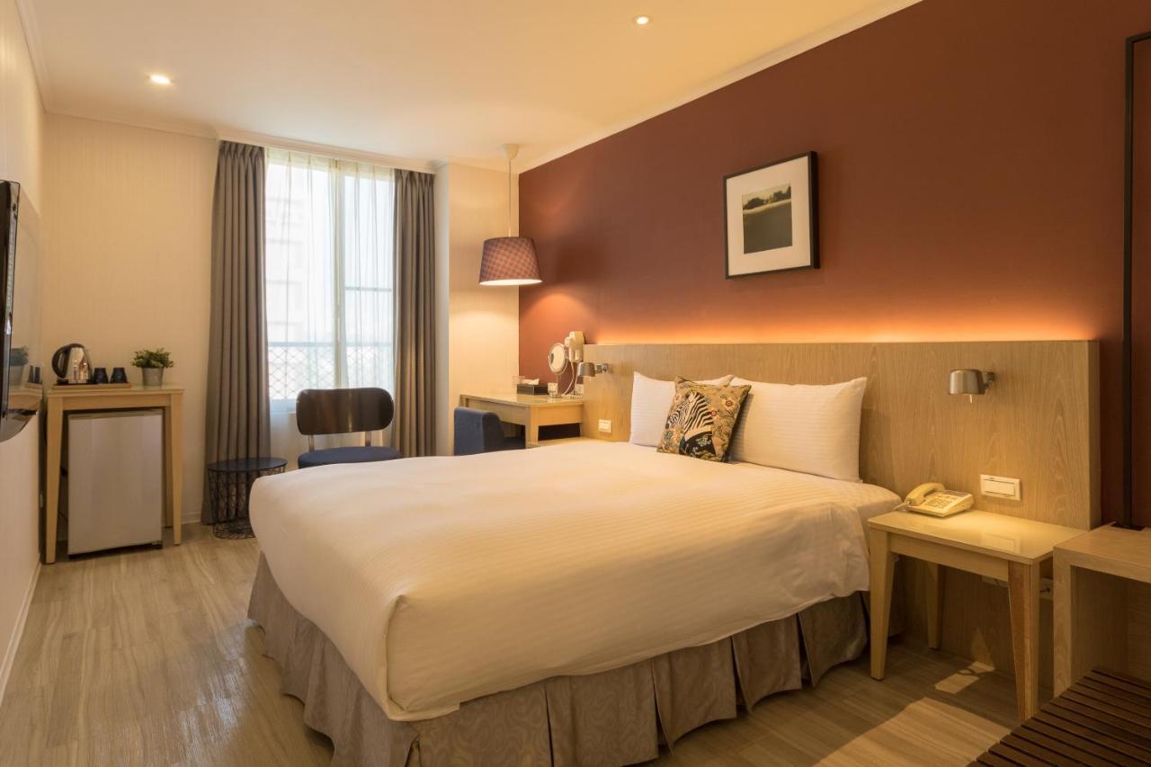 Just Enjoy Business Hotel Тайнань Экстерьер фото