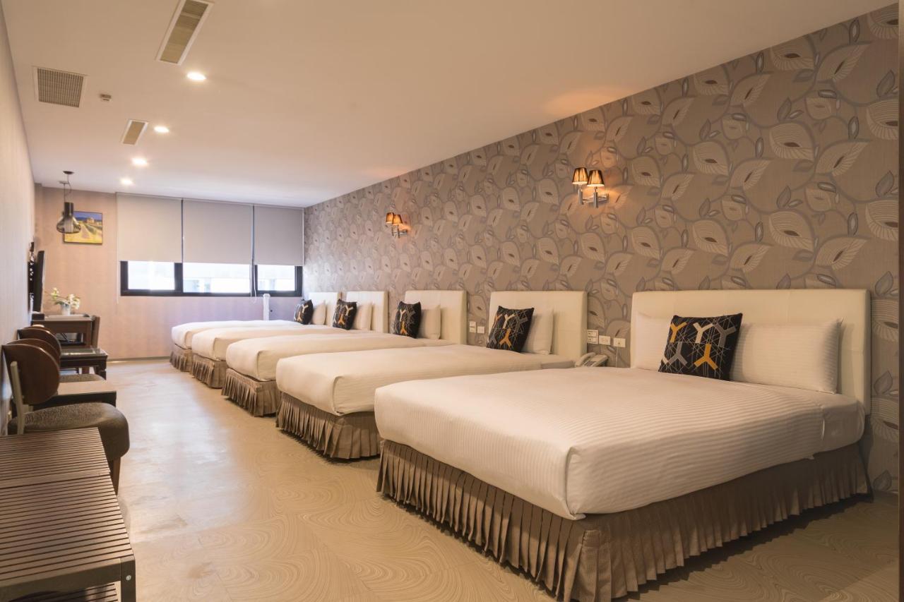 Just Enjoy Business Hotel Тайнань Экстерьер фото