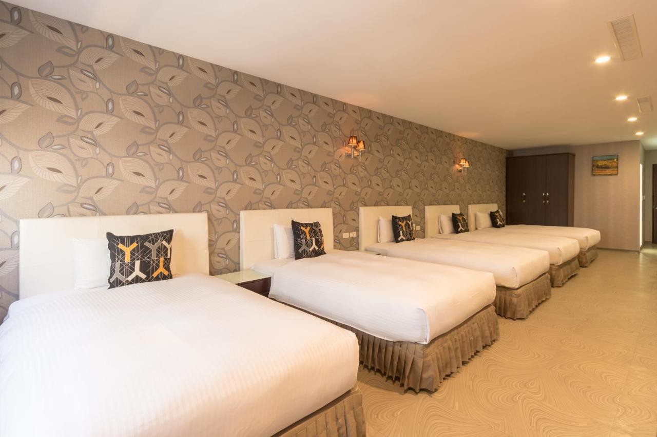 Just Enjoy Business Hotel Тайнань Экстерьер фото