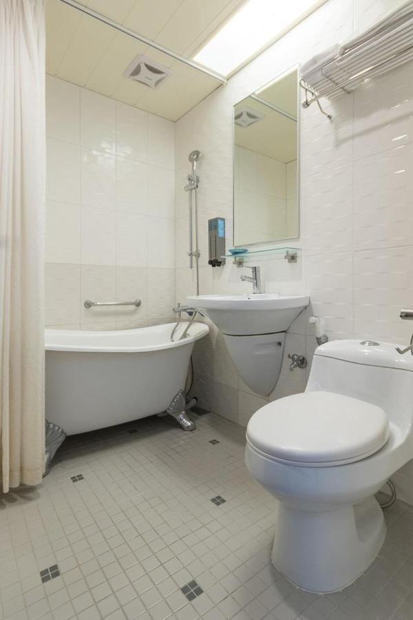 Just Enjoy Business Hotel Тайнань Экстерьер фото