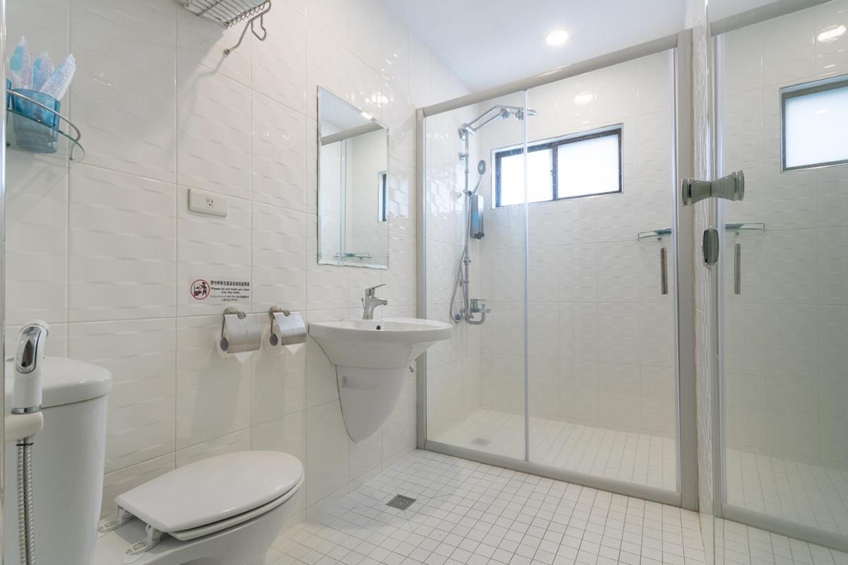 Just Enjoy Business Hotel Тайнань Экстерьер фото