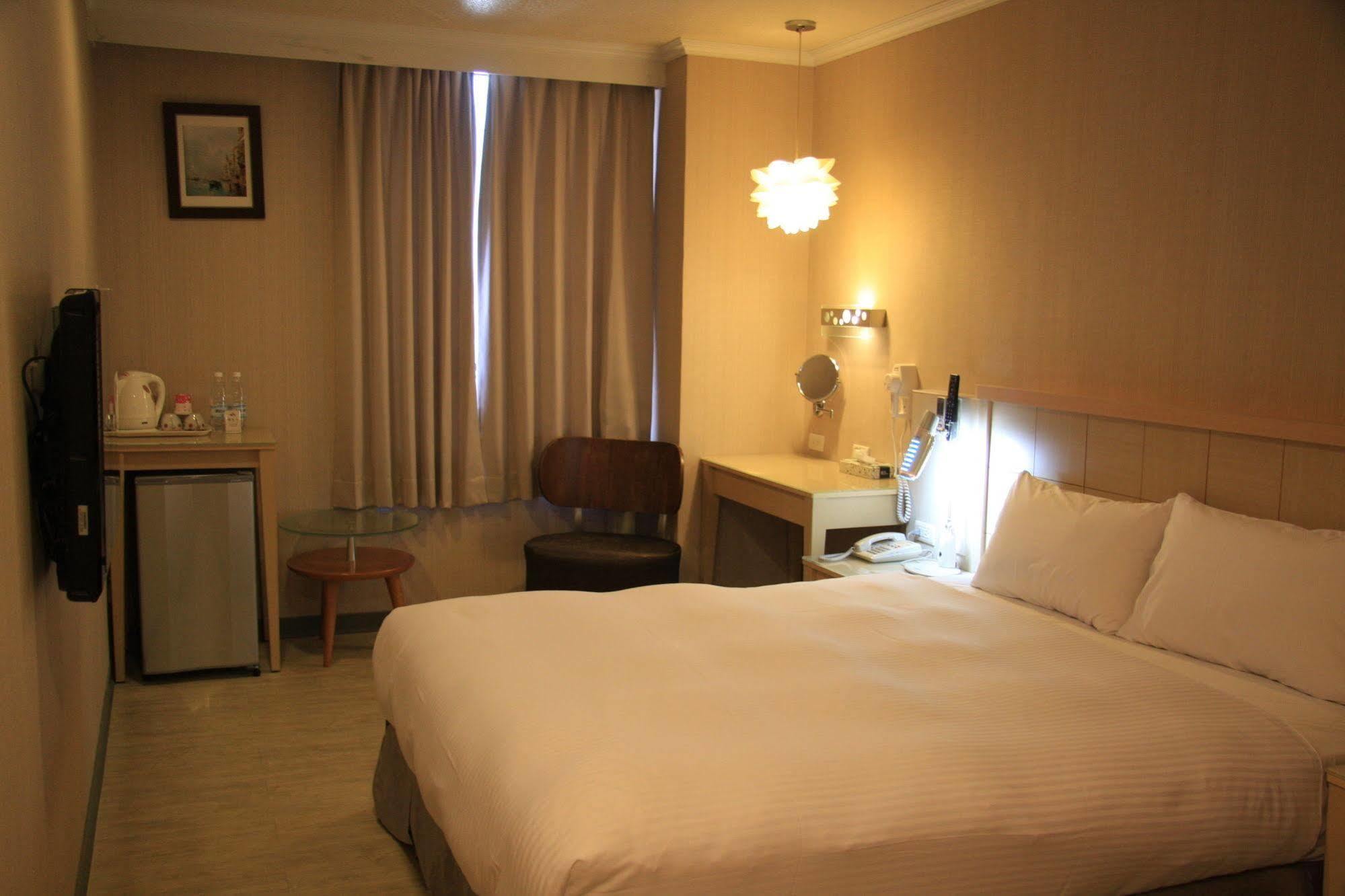 Just Enjoy Business Hotel Тайнань Экстерьер фото