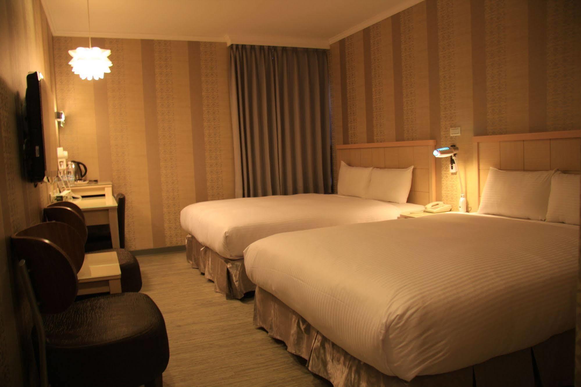 Just Enjoy Business Hotel Тайнань Экстерьер фото