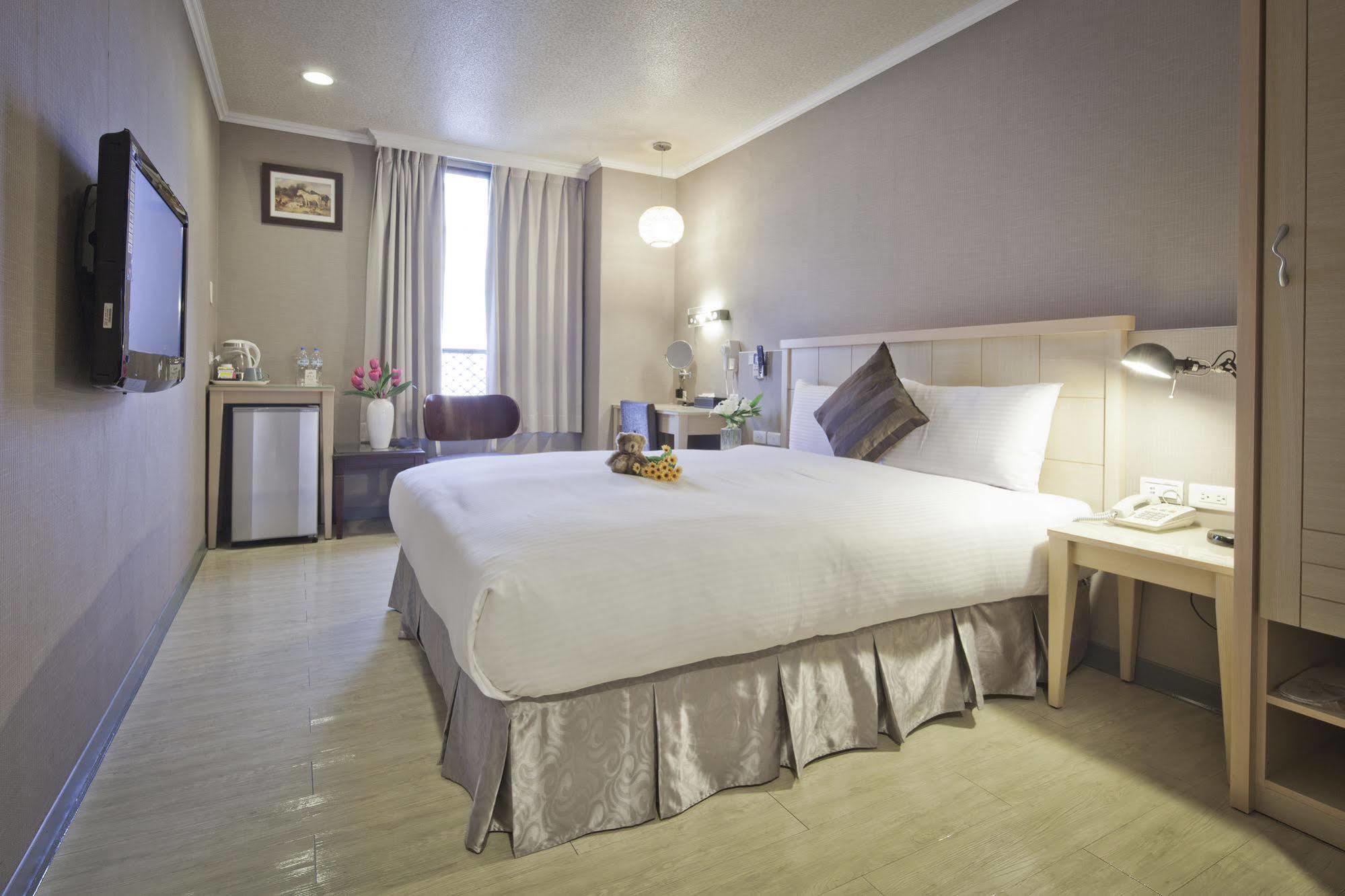 Just Enjoy Business Hotel Тайнань Экстерьер фото