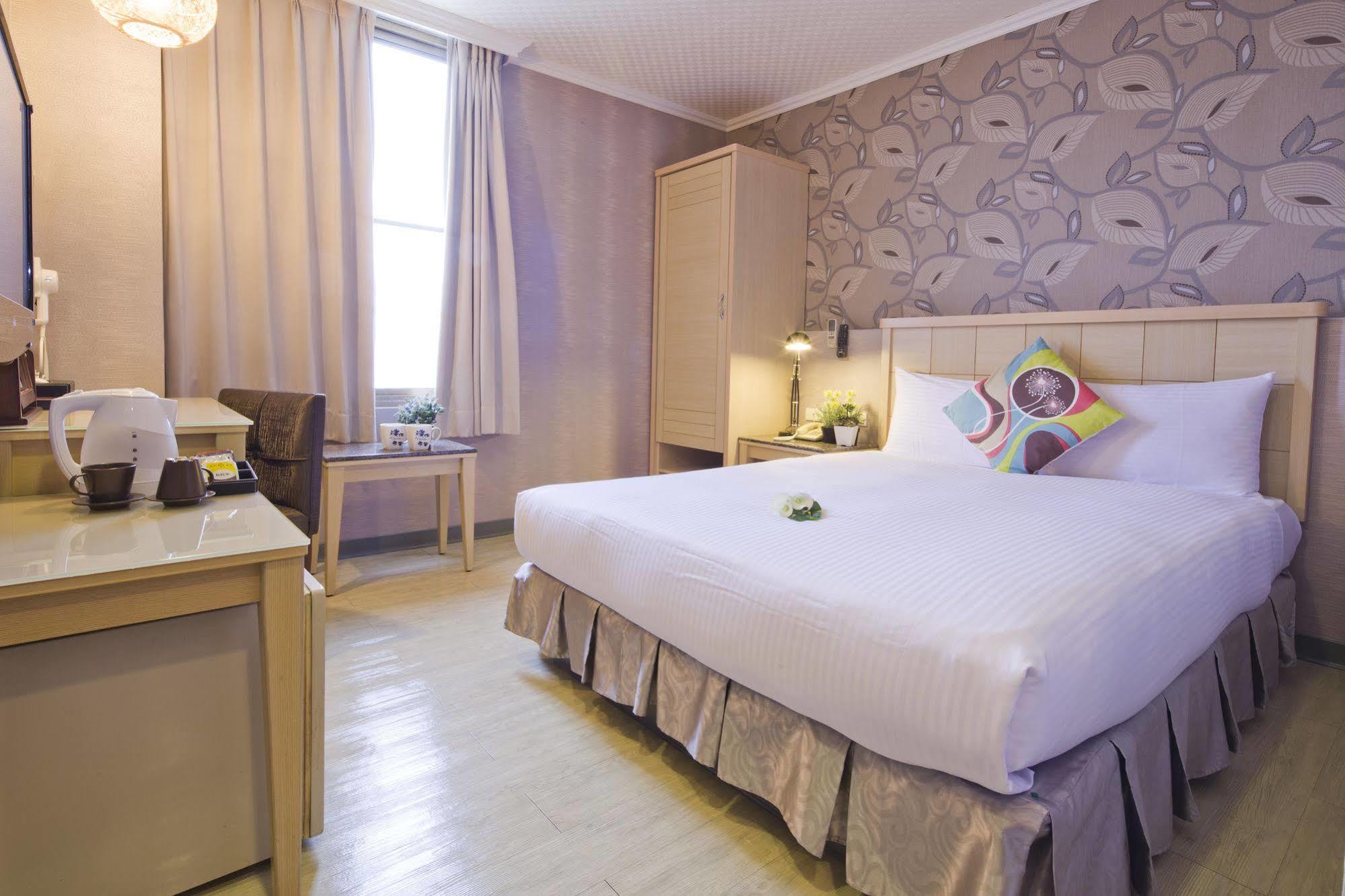 Just Enjoy Business Hotel Тайнань Экстерьер фото