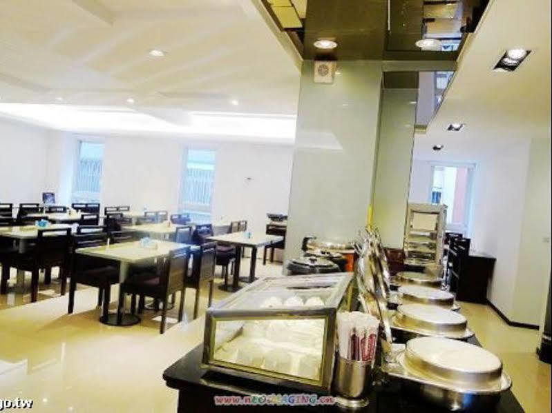 Just Enjoy Business Hotel Тайнань Экстерьер фото
