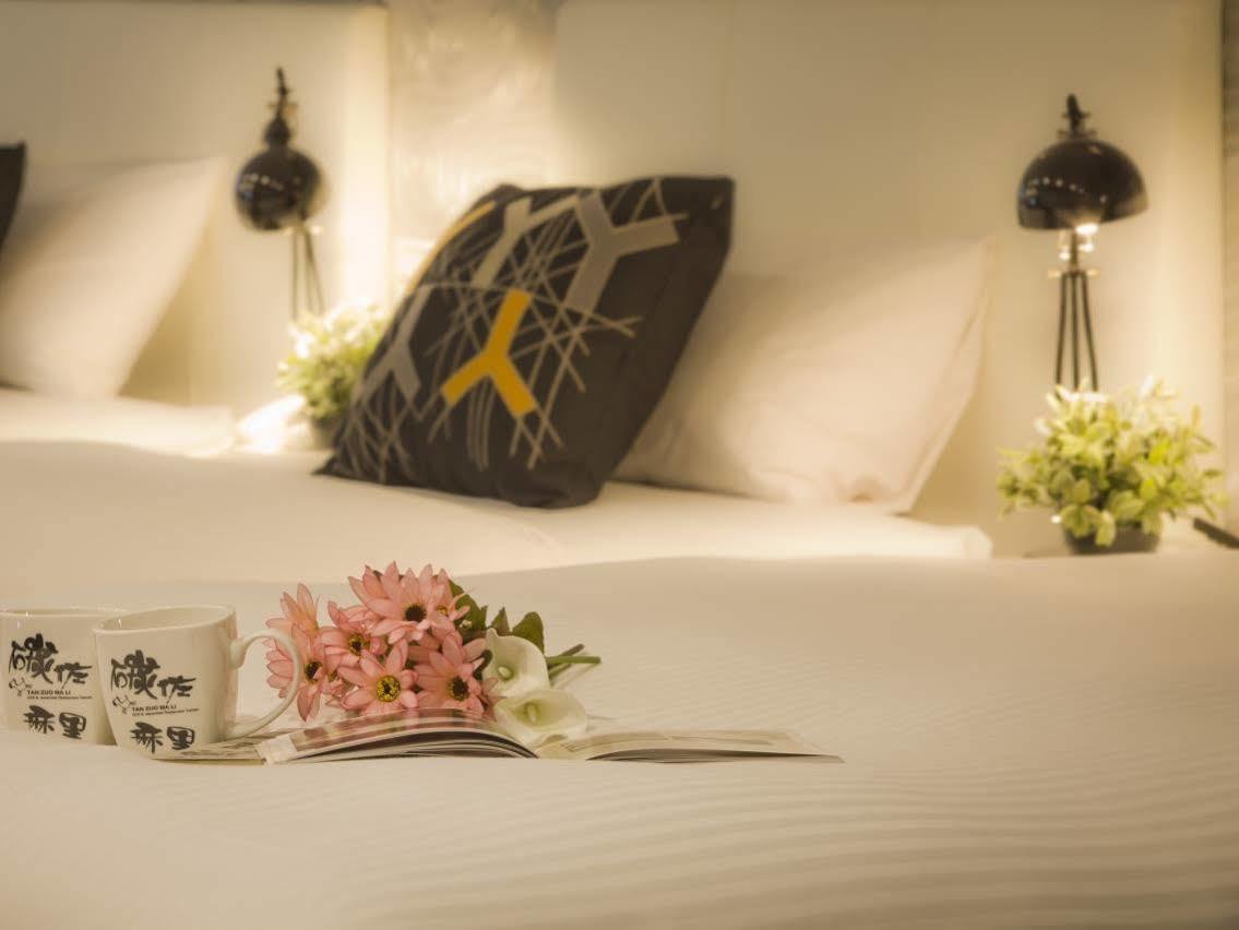 Just Enjoy Business Hotel Тайнань Экстерьер фото